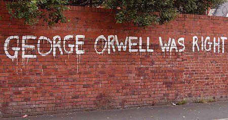 Esta pintada en una pared reza "George Orwell tenía razón". / Modern Diplomacy