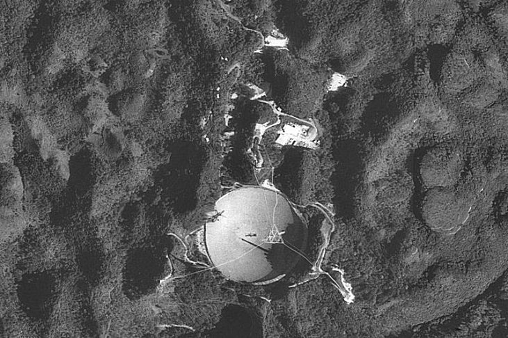 Vista aérea del radiotelescopio de Arecibo [Wikipedia]