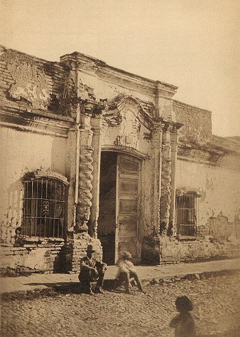 Antigua fotografía de la descuidada y ruinosa Casa de la Independencia 
